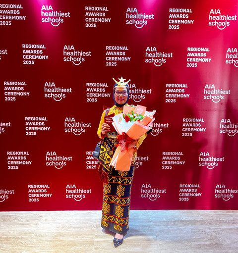 Sri Sidin, guru dari UPTD SDN Papela, Rote Ndao, Nusa Tenggara Timur, saat menerima juara regional AIA Healthiest Schools di Da Nang, Vietnam. Foto: Avissa Harness/ kumparan