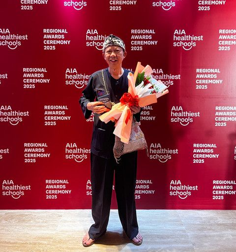 Asep Ramdani, Kepala SMPN 43 Bandung saat menerima penghargaan Outstanding Mental Wellbeing AIA Healthiest Schools di Da Nang, Vietnam. Foto: Avissa Harness/ kumparan