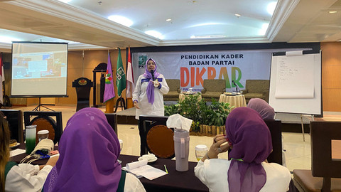 Sekretaris Jenderal DPP Perempuan Bangsa, Hj Nur Nahdlifa, saat memberikan materi kepada para peserta pelatihan Kader Badan Partai Perempuan Bangsa.