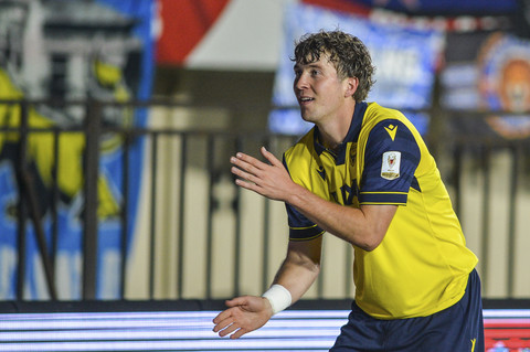 Pesepak bola Oxford United Ole Romenij melakukan seleberasi usai mencetak gol ke gawang Arema FC pada pertandingan Piala Presiden Grup A di Stadion Si Jalak Harupat, Bandung, Jawa Barat, Kamis (10/7/2025). Foto: Raisan Al Farisi/ANTARA FOTO