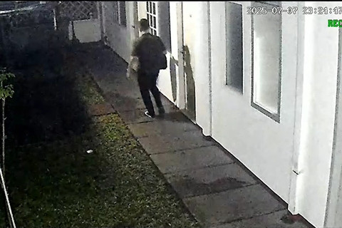Rekaman CCTV aktivitas diplomat Arya Daru Pangayunan sebelum ditemukan tewas di salah satu kamar di Gondia International Guest House, Menteng, Jakarta Pusat, Senin (7/7/2025). Foto: Dok. Istimewa