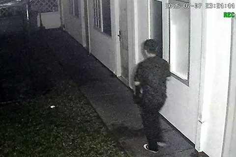 Arya Daru membawa keluar kantong sampah dari kamarnya setiba di kosnya, Senin malam (7/7/2025). Pada waktu ini, ia tidak lagi membawa ponsel. Istrinya bingung karena berkali-kali tak bisa menghubunginya. Foto: Dok. Istimewa
