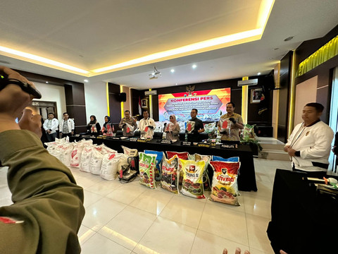Jumpa pers pabrik pupuk palsu di Polda Jateng. Foto: Intan Alliva/kumparan