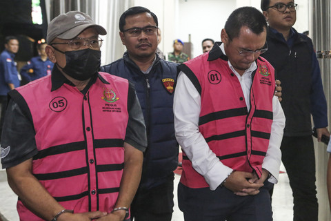 Direktur Pemasaran & Niaga PT Pertamina Tahun 2014 Hanung Budya (kiri) dan Direktur Gas, Pertochemical & New Business PT. Pertamina International Shipping Arif Sukmara (kanan) jalani pemeriksaan di Kejaksaan Agung, Jakarta, Kamis (11/7/2025). Foto: Asprilla Dwi Adha/ANTARA FOTO