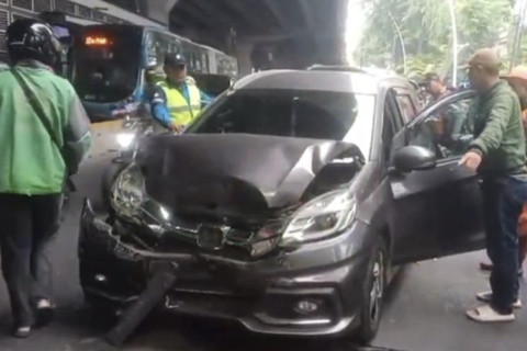 Polisi mengevakuasi tujuh kendaraan tabrakan beruntun di Jalan Ahmad Yani, tepatnya di depan Halte Transjakarta Utan Kayu, Jakarta Timur, Jumat (11/7/2025) sekitar pukul 06.30 WIB.  Foto: Siti Nurhaliza/ANTARA