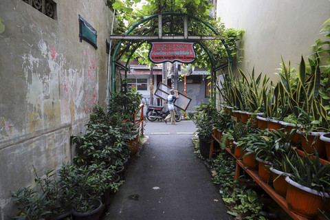 Seorang warga melintas di lingkungan Kampung Samtama, Cempaka Putih, Jakarta, Jumat (11/7/2025). Foto: Iqbal Firdaus/kumparan