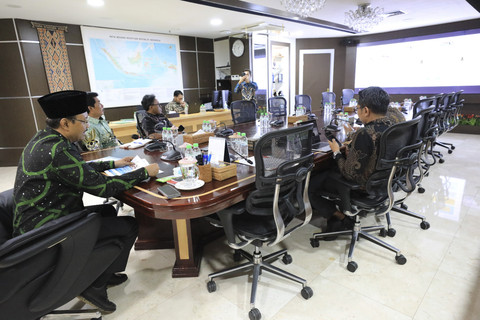 Mensos Saifullah Yusuf (Gus Ipul) memberikan pembekalan kepada para kepala sekolah, guru, dan tenaga kependidikan Sekolah Rakyat melalui zoom meeting, Kamis (10/7/2025).  Foto: Dok. Kemensos