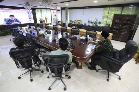 Mensos Saifullah Yusuf (Gus Ipul) memberikan pembekalan kepada para kepala sekolah, guru, dan tenaga kependidikan Sekolah Rakyat melalui zoom meeting, Kamis (10/7/2025).  Foto: Dok. Kemensos