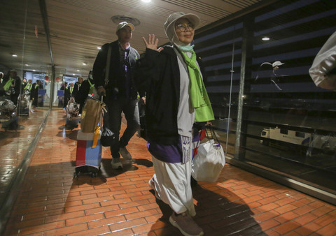 Jamaah haji Indonesia kloter terakhir musim haji 1446 H / 2025 berjalan ke luar dari pesawat setibanya dari Medinah Arab Saudi di Terminal Haji dan Umrah Bandara Soekarno Hatta, Tangerang, Banten, Kamis (10/7/2025). Foto: Muhammad Iqbal/ANTARA FOTO