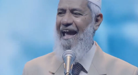 Dr Zakir Naik ceramah di Stadion Gajayana Malang, Kamis (10/7/2025) malam di depan lebih 10 ribu hadirin. Foto: YouTube/@DondyTan