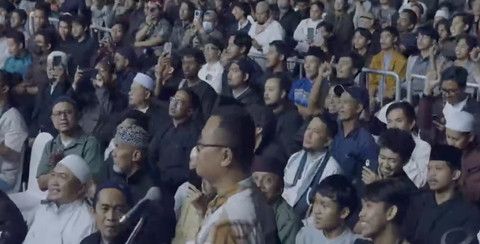 Jendra, seorang pegawai Bapenda masuk Islam dipandu Zakir Naik di Stadion Gajayana Malang, Kamis (10/7/2025) malam. Foto: YouTube/@DondyTan