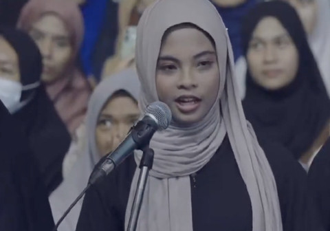 Mahasiswi bernama Salma masuk Islam dalam ceramah Dr Zakir Naik di Stadion Gajayana, Malang, Kamis (10/7/2025) malam. Foto: YouTube/@DondyTan