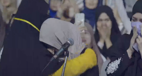 Salma memeluk panitia setelah dibimbing membaca syahadat oleh Dr Zakir Naik di stadion Gajayana Malang, Kamis (10/7/2025). Foto: YouTube/@DondyTan
