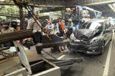 Polisi mengevakuasi tujuh kendaraan tabrakan beruntun di Jalan Ahmad Yani, tepatnya di depan Halte Transjakarta Utan Kayu, Jakarta Timur, Jumat (11/7/2025). Foto: Siti Nurhaliza/ANTARA