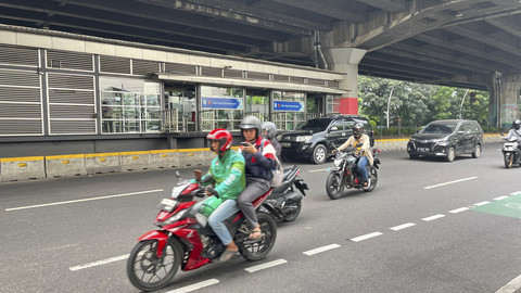 Suasana Tempat Kejadian Perkara (TKP) usai kecelakaan beruntun di depan Halte Utan Kayu Rawamangun, Jakarta Timur, Jumat (11/7/2025).  Foto: Iqbal Firdaus/kumparan