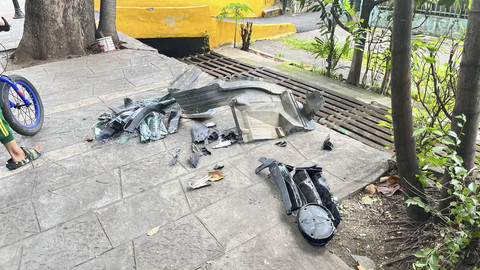 Suasana Tempat Kejadian Perkara (TKP) usai kecelakaan beruntun di depan Halte Utan Kayu Rawamangun, Jakarta Timur, Jumat (11/7/2025). Foto: Iqbal Firdaus/kumparan