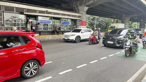 Suasana Tempat Kejadian Perkara (TKP) usai kecelakaan beruntun di depan Halte Utan Kayu Rawamangun, Jakarta Timur, Jumat (11/7/2025). Foto: Iqbal Firdaus/kumparan