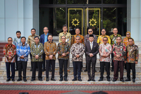 Ketua Mahkamah Agung Sunarto (tengah) dengan Ketua MPR RI Ahmad Muzani dan anggota lainnya foto bersama usai pertemuan antara Mahkamah Agung RI dan MPR RI di Gedung Mahkamah Agung RI, Jakarta, Jumat (11/7/2025). Foto: Iqbal Firdaus/kumparan