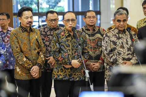 Ketua Mahkamah Agung Sunarto (tengah) bersama Ketua MPR RI Ahmad Muzani berbicara di hadapan wartawan terkait pertemuan antara Mahkamah Agung RI dan MPR RI di Gedung Mahkamah Agung RI, Jakarta, Jumat (11/7/2025). Foto: Iqbal Firdaus/kumparan