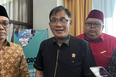 Kepala Badan Percepatan Pengentasan Kemiskinan (BP Taskin), Budiman Sudjatmiko menjawab pertanyaan wartawan usai gelaran Rapat Kerja Pengurus Perkumpulan Organisasi Pengelola Zakat (Poroz) di Kawasan Matraman, Jakarta Timur, Jumat (11/7/2025). Foto: Widya Islamiati/kumparan