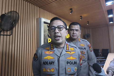 Kabid Humas Polda Metro Jaya Kombes Pol Ade Ary Syam Indradi memberikan update penangan kasus kematian Diplomat Kemlu Arya Daru P di Polda Metro Jaya, Jumat (11/7/2025). Foto: Thomas Bosco/kumparan