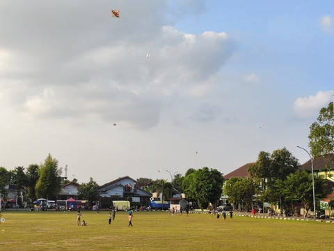 Sejumlah bocah bermain layang-layang di Lapangan Mancasan, Kemantren Wirobrajan, Kota Yogya, Jumat (11/7/2025). Foto: Arfiansyah Panji Purnandaru/kumparan