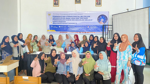 Fakultas Ilmu Sosial dan Ilmu Politik (FISIP) Universitas Tanjungpura sukses mengadakan program Pengabdian kepada Masyarakat (PKM) dengan topik 'Peningkatan Literasi Digital Ibu dalam Mengedukasi Anak Usia Dini tentang Penggunaan Gawai secara Bijak melalui Video Edukasi #MainHPAdaAturannya' di Kantor Desa Sungai Rengas, Kecamatan Sungai Kakap, Kabupaten Kubu Raya, Kalimantan Barat pada Jumat, 11 Juli 2025. Foto: Alycia Tracy Nabila/Hi!Pontianak