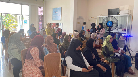 Ibu-ibu menyimak materi edukasi 'Peningkatan Literasi Digital Ibu dalam Mengedukasi Anak Usia Dini tentang Penggunaan Gawai secara Bijak melalui Video Edukasi #MainHPAdaAturannya' yang berlangsung dengan interaktif. Foto: Alycia Tracy Nabila/Hi!Pontianak
