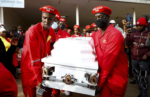 Sejumlah relawan mengangkat jenazah saat prosesi pemakaman seorang pedagang kaki lima yang tewas akibat ditembak saat unjuk rasa di Nairobi, Kenya, Jumat (11/7/2025). Foto: Thomas Mukoya/Reuters