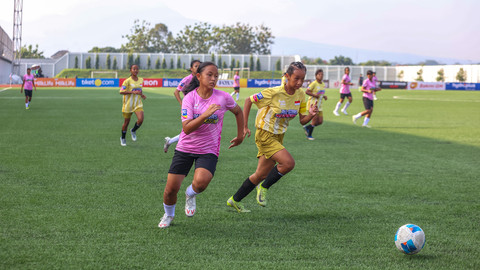 Pemain All Stars Kudus (kanan) berusaha merebut bola dari pemain All Stars Bandung di Supersoccer Arena, Kudus, Jawa Tengah, Jumat (11/7).
 Foto: Dok. Piala Pertiwi 2025 All Stars