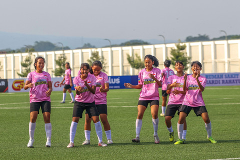 Selebrasi pacu jalur All Stars Bandung usai mencetak gol ke gawang All Stars Kudus di Supersoccer Arena, Kudus, Jawa Tengah, Jumat (11/7).
 Foto: Dok. Piala Pertiwi 2025 All Stars