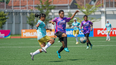 Pemain All Stars Papua berusaha mempertahankan posisinya saat melawan All Stars Yogyakarta dalam laga pertandingan babak perempat final HYDROPLUS Piala Pertiwi U14 & U16 2025 All Stars, Jumat (11/7). Foto: Dok. Piala Pertiwi 2025 All Stars
