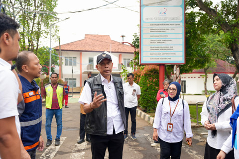 Wamensos Agus Jabo Priyono (tengah) meninjau kesiapan Sekolah Rakyat Menengah Atas 9 Jakarta Timur di Sentra Mulya Jaya, Bambu Apus, Jakarta Timur, Jumat (11/7/2025). Foto: Dok. Kemensos
