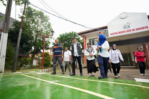 Wamensos Agus Jabo Priyono (kedua dari kiri) meninjau kesiapan Sekolah Rakyat Menengah Atas 9 Jakarta Timur di Sentra Mulya Jaya, Bambu Apus, Jakarta Timur, Jumat (11/7/2025). Foto: Dok. Kemensos