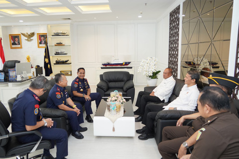 Kejaksaan Agung (Kejagung) menyerahkan 5 unit kapal kepada Kementerian Kelautan dan Perikanan (KKP) di Jakarta, pada Kamis (10/7) kemarin. Foto: Dok Kejagung RI