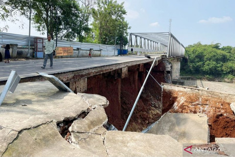 Jembatan Cipamingkis di Kabupaten CIbarusah, Bekasi ambrol, pada Jumat (11/7). Foto: Antara/Pradita Kurniawan Syah