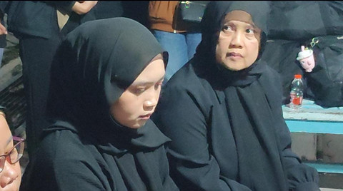 Anak dan mantan istri Fauzey bin Awang saat serah terima jenazah di RSUD Blambangan, Banyuwangi, Jumat (11/7) malam. Foto: kumparan
