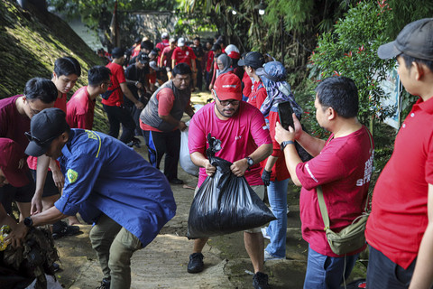 Sejumlah karyawan CIMB Niaga mengikuti Employee Volunteering Day (EVD) 2025 di Pangkalan Komunitas Ciliwung Depok, Sabtu (12/7/2025). Foto: Iqbal Firdaus/kumparan