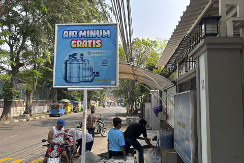 Seorang warga mengambil air minum gratis di kawasan Rawamangun, Jakarta, Sabtu (12/7/2025). Foto: Abid Raihan/kumparan