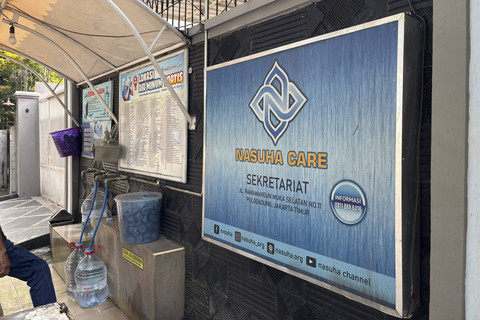 Suasana tempat pengambilan air minum gratis di kawasan Rawamangun, Jakarta, Sabtu (12/7/2025). Foto: Abid Raihan/kumparan