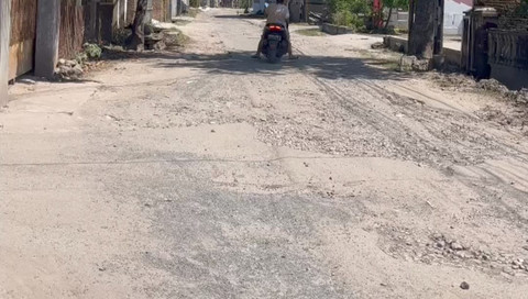 Jalan Rusak dan Berlubang di Way Dadi, Sukarame | foto: Qinayah Asysyra/ Lampung Geh