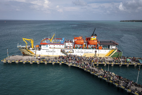Foto udara KM Sabuk Nusantara 91 yang merupakan program dari Tol Laut menurunkan penumpang dan logistik setibanya di dermaga Pelabuhan Kelas III Masalembu, Desa Masalima, Kecamatan Masalembu, Kabupaten Sumenep, Jawa Timur, Sabtu (12/7/2025). Foto: Aji Styawan/ANTARA FOTO