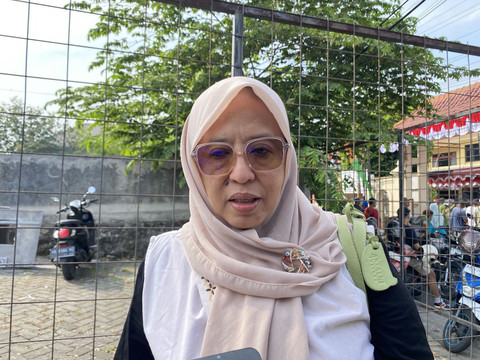 Kepala Dinas Koperasi dan UKM Kabupaten Seman, Tina Hastani, saat meninjau gerai Koperasi Desa/Kelurahan (Kopdes) Merah Putih di Sleman, Sabtu (12/7). Foto: Pandangan Jogja/Resti Damayanti