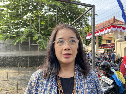 Kepala Dinas Koperasi dan UKM DIY, Srie Nurkyatsiwi, saat meninjau gerai Koperasi Desa/Kelurahan (Kopdes) Merah Putih di Sleman, Sabtu (12/7). Foto: Pandangan Jogja/Resti Damayanti