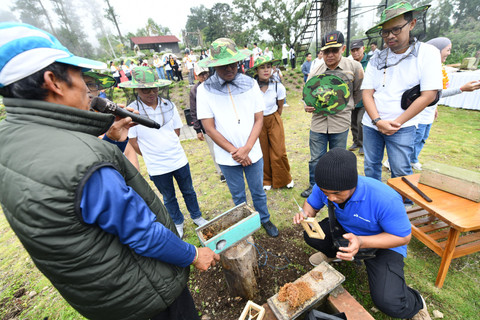 Tim Pertamina Patra Niaga meninjau proses ekstraksi madu dalam program Desa Energi Berdikari yang memanfaatkan energi surya untuk pemberdayaan masyarakat di Besakih, Jumat (11/7). Foto: Pertamina Patra Niaga
