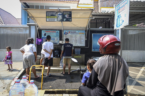 Sejumlah warga mengisi galon di rumah pengisian air minum gratis di kawasan Rawamangun, Jakarta, Sabtu (12/7/2025). Foto: Iqbal Firdaus/kumparan