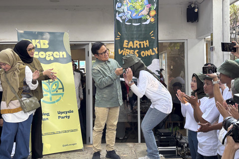 Ketua Umum PKB, Muhaimin Iskandar (ketiga kiri) dan Wakil Ketua Harian DPP PKB, Nadya Alfi Roihana (kanan) melaunching komunitas EcoGen PKB di Blok M, Jakarta, Sabtu (12/7/2025). Foto: Abid Raihan/kumparan