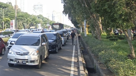 Sejumlah kendaraan terjebak kemacetan saat antre masuk kawasan Pekan Raya Jakarta (PRJ) di kawasan Kemayoran, Jakarta, Sabtu (12/7/2025). Foto: Zamachsyari/kumparan