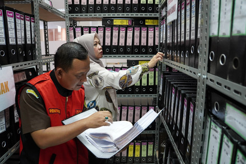 Tim Penyidik Kejati Sumsel saat memeriksa berkas terkait kasus kredit bermasalah Bank BUMN yang diduga merugikan negara hingga Rp1,3 triliun. Dok Kejati Sumsel