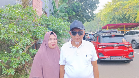 Suparno (72) (kanan) dan istrinya, Sri (67) (kiri) di kawasan PRJ, Jakarta Pusat, Sabtu (12/7/2025). Foto:... </div>
<div class=